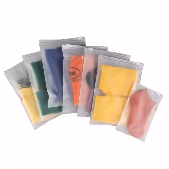 Borse per imballaggio di abbigliamento con cerniera in plastica con cerniera in polietilene satinato a prova di bambino personalizzate all'ingrosso