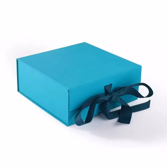 Confezione regalo con nastro logo personalizzato e chiusura magnetica e nastro